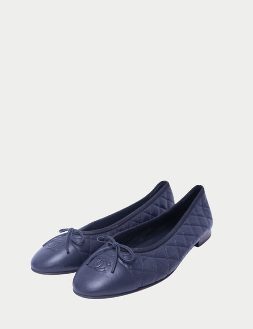 Chanel navy quilted leather ballerina flats with CC logo and bow detail