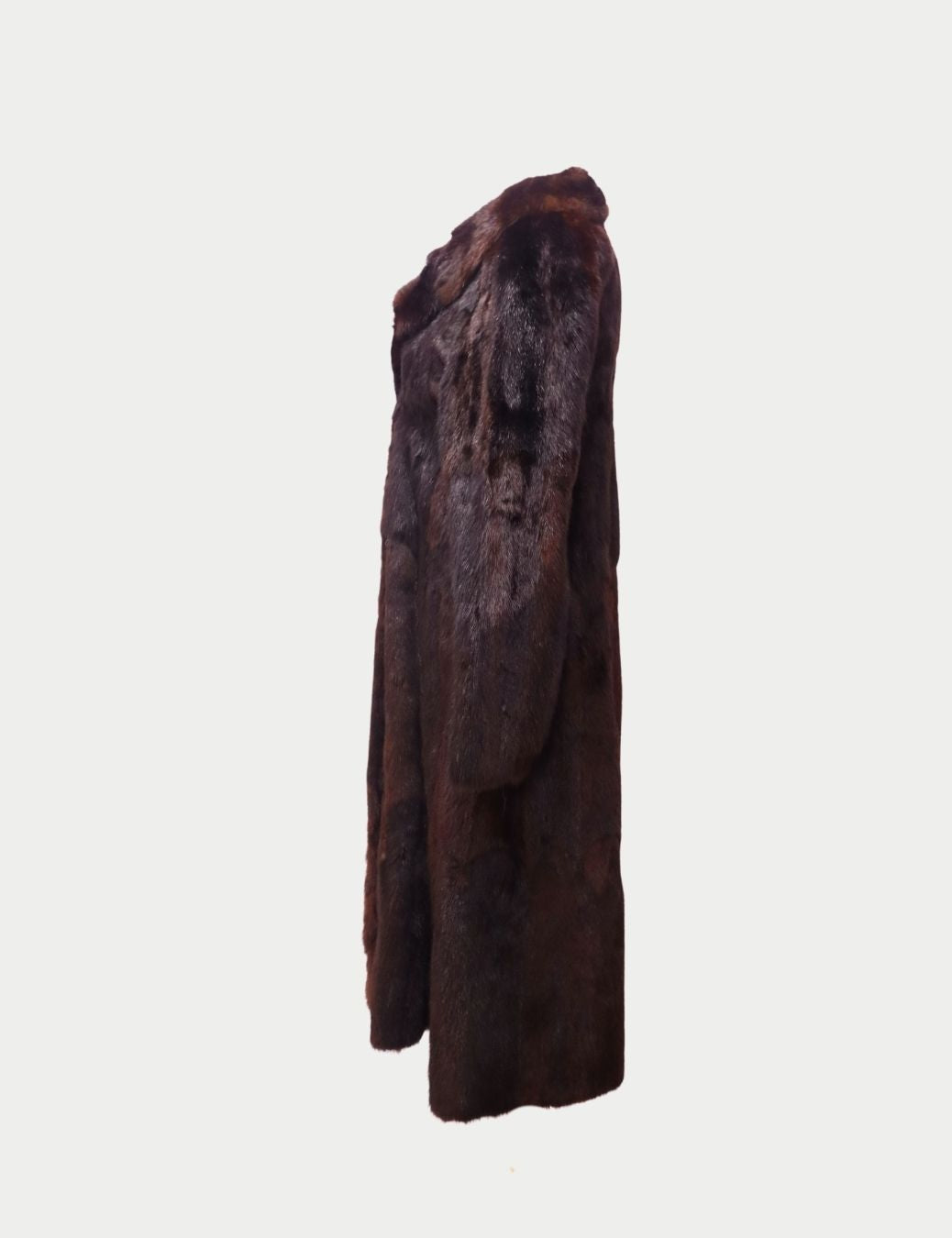Vintage Genuine Beaver Fur Coat in Deep Brown
Indulge in timeless elegance with this vintage beaver fur coat, a statement piece of true luxury and sophistication. Crafted from genuine beaver fur in a rich deep brown tone, it features a full-length silhoue Vintage Genuine Beaver Fur Coat in Deep Brown
Indulge in timeless elegance with this vintage beaver fur coat, a statement piece of true luxury and sophistication. Crafted from genuine beaver fur in a rich deep brown tone, it features a full-length silhoue