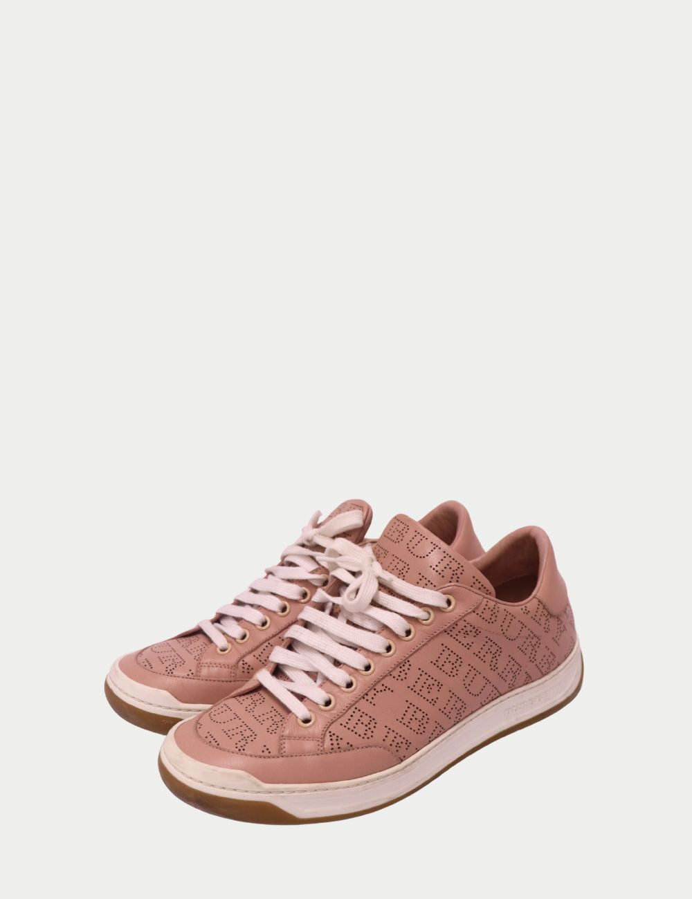 Burberry Blush Pink Perforated Leather Logo Sneakers – Women’s
Step into casual luxury with these Burberry Blush Pink Perforated Leather Logo Sneakers, designed for effortless everyday style. Crafted from premium blush pink leather, these sneakers feature Burberry Blush Pink Perforated Leather Logo Sneakers – Women’s
Step into casual luxury with these Burberry Blush Pink Perforated Leather Logo Sneakers, designed for effortless everyday style. Crafted from premium blush pink leather, these sneakers feature