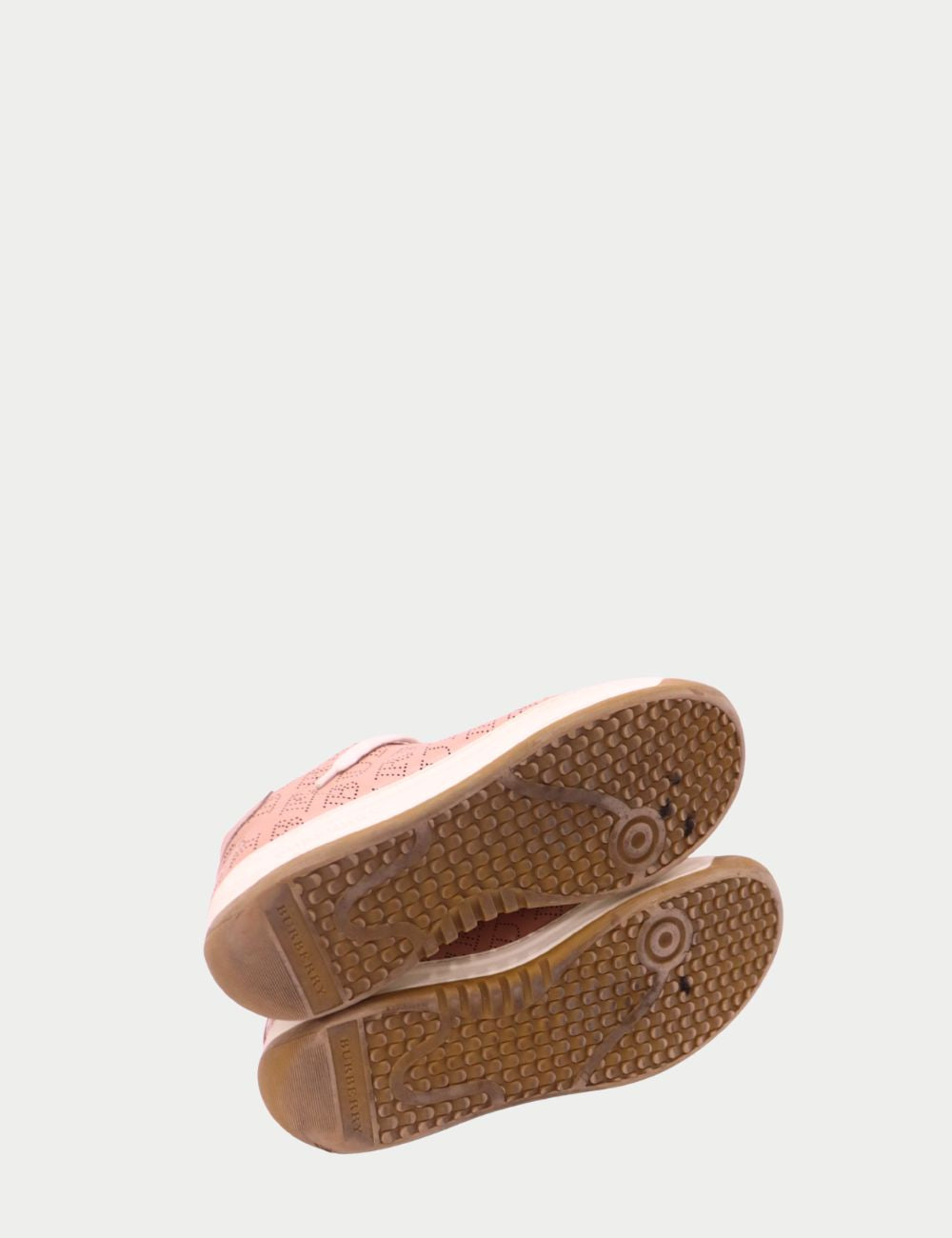 Burberry Blush Pink Perforated Leather Logo Sneakers – Women’s
Step into casual luxury with these Burberry Blush Pink Perforated Leather Logo Sneakers, designed for effortless everyday style. Crafted from premium blush pink leather, these sneakers feature Burberry Blush Pink Perforated Leather Logo Sneakers – Women’s
Step into casual luxury with these Burberry Blush Pink Perforated Leather Logo Sneakers, designed for effortless everyday style. Crafted from premium blush pink leather, these sneakers feature