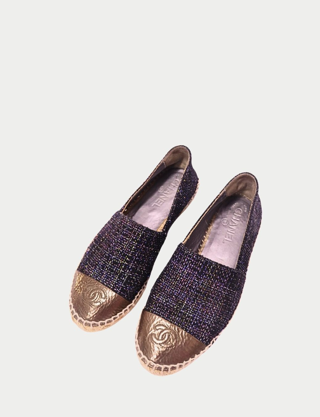 Chanel Tweed & Metallic Leather Espadrilles
Step into timeless Parisian elegance with these Chanel tweed and metallic leather espadrilles, a luxurious take on a summer classic. Featuring iconic gold leather cap toes embossed with the interlocking CC l Chanel Tweed & Metallic Leather Espadrilles
Step into timeless Parisian elegance with these Chanel tweed and metallic leather espadrilles, a luxurious take on a summer classic. Featuring iconic gold leather cap toes embossed with the interlocking CC l