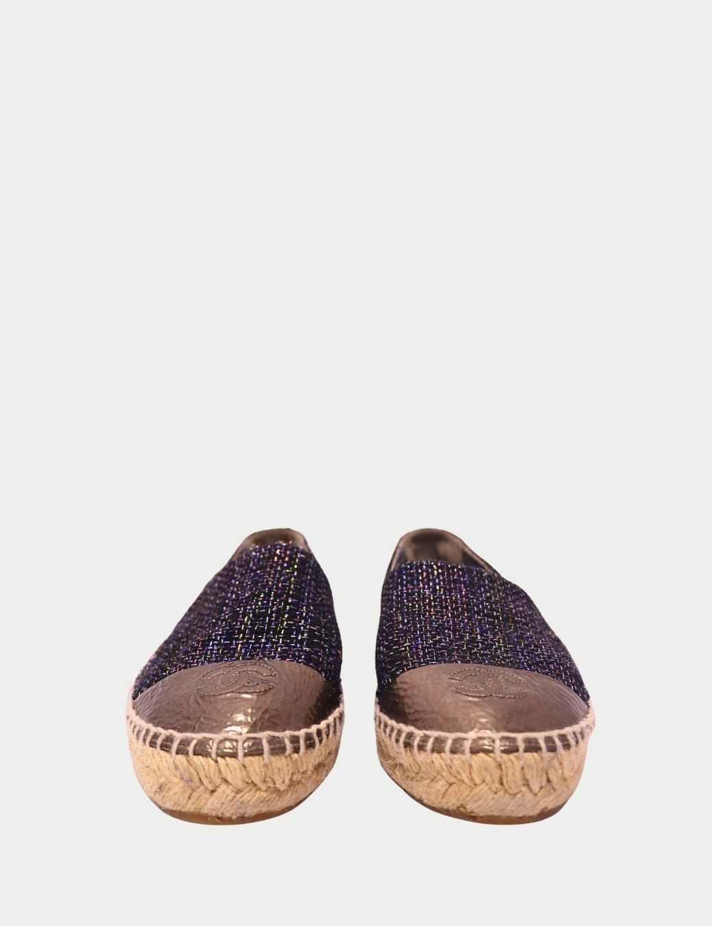 Chanel Tweed & Metallic Leather Espadrilles
Step into timeless Parisian elegance with these Chanel tweed and metallic leather espadrilles, a luxurious take on a summer classic. Featuring iconic gold leather cap toes embossed with the interlocking CC l Chanel Tweed & Metallic Leather Espadrilles
Step into timeless Parisian elegance with these Chanel tweed and metallic leather espadrilles, a luxurious take on a summer classic. Featuring iconic gold leather cap toes embossed with the interlocking CC l