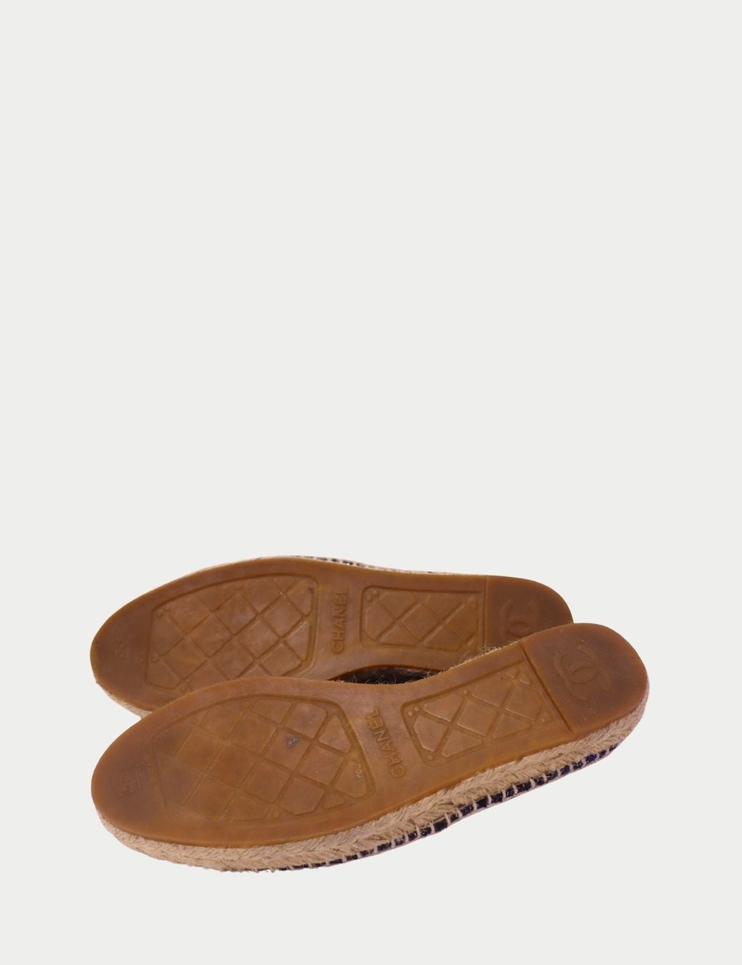 Chanel Tweed & Metallic Leather Espadrilles
Step into timeless Parisian elegance with these Chanel tweed and metallic leather espadrilles, a luxurious take on a summer classic. Featuring iconic gold leather cap toes embossed with the interlocking CC l Chanel Tweed & Metallic Leather Espadrilles
Step into timeless Parisian elegance with these Chanel tweed and metallic leather espadrilles, a luxurious take on a summer classic. Featuring iconic gold leather cap toes embossed with the interlocking CC l