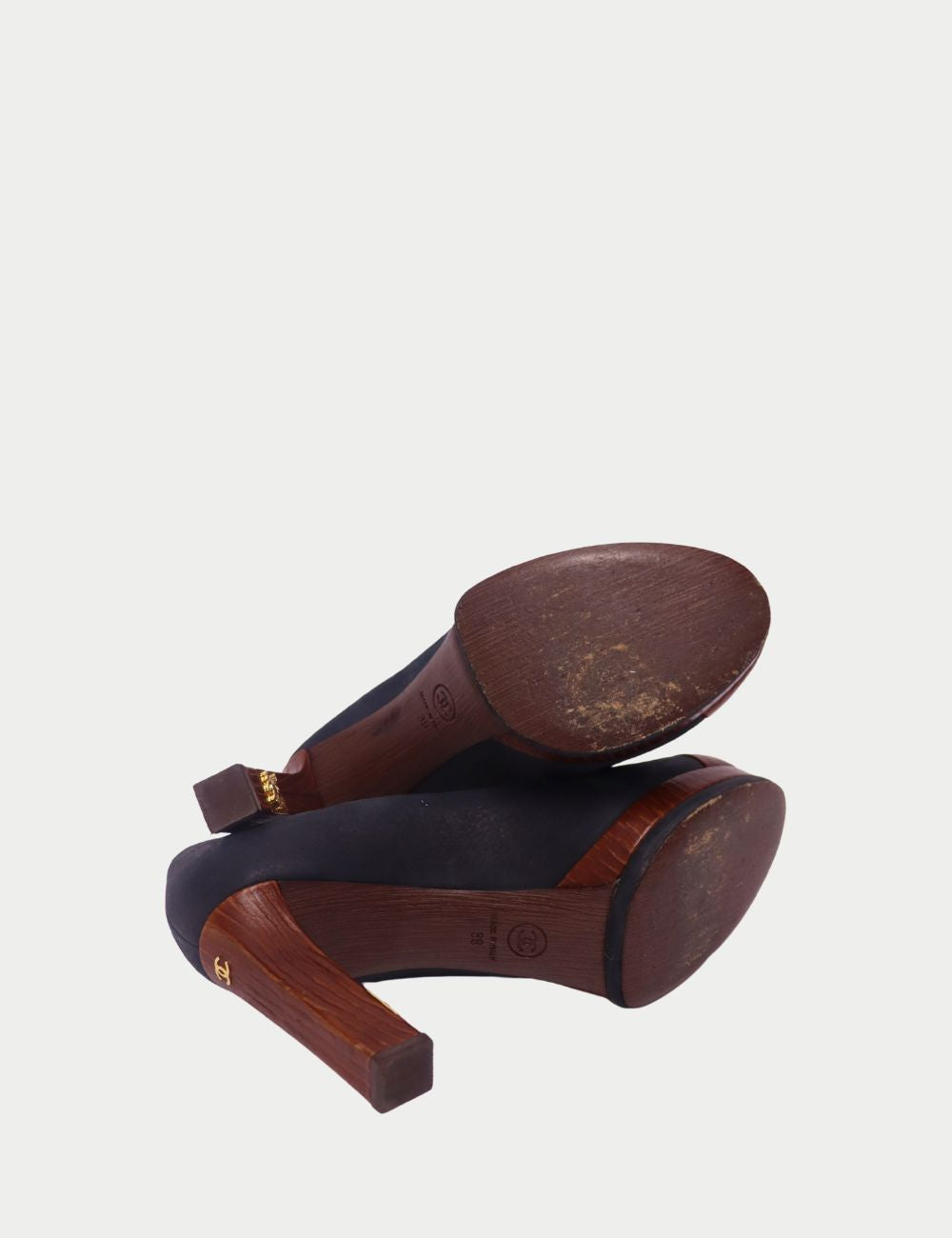 Chanel Navy Suede & Wood Cap-Toe Pumps – Made in Italy
Elevate your shoe collection with these Chanel Navy Suede & Wood Cap-Toe Pumps, a sophisticated take on the French fashion house’s iconic cap-toe design. Crafted in Italy, these pumps feature Chanel Navy Suede & Wood Cap-Toe Pumps – Made in Italy
Elevate your shoe collection with these Chanel Navy Suede & Wood Cap-Toe Pumps, a sophisticated take on the French fashion house’s iconic cap-toe design. Crafted in Italy, these pumps feature