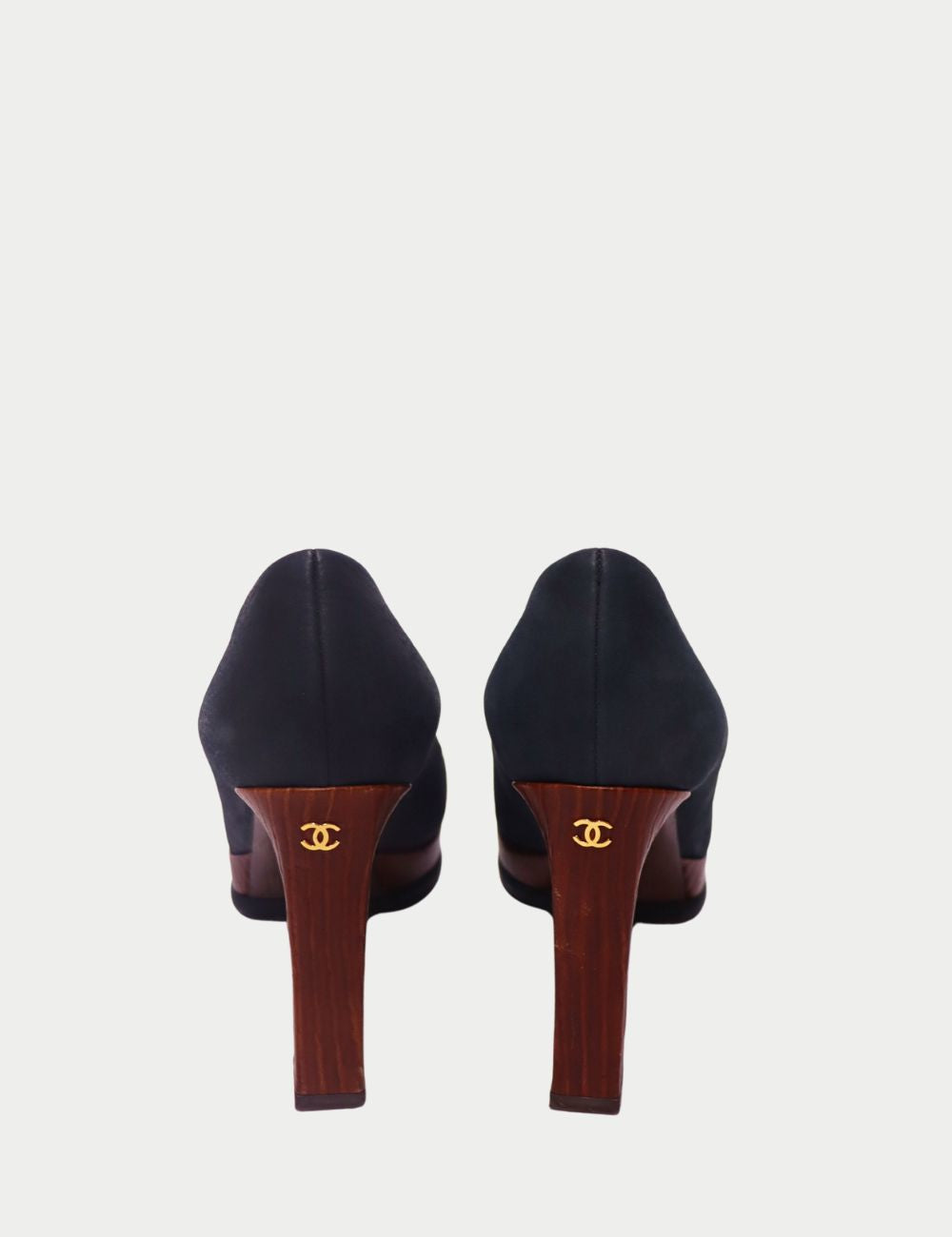 Chanel Navy Suede & Wood Cap-Toe Pumps – Made in Italy
Elevate your shoe collection with these Chanel Navy Suede & Wood Cap-Toe Pumps, a sophisticated take on the French fashion house’s iconic cap-toe design. Crafted in Italy, these pumps feature Chanel Navy Suede & Wood Cap-Toe Pumps – Made in Italy
Elevate your shoe collection with these Chanel Navy Suede & Wood Cap-Toe Pumps, a sophisticated take on the French fashion house’s iconic cap-toe design. Crafted in Italy, these pumps feature