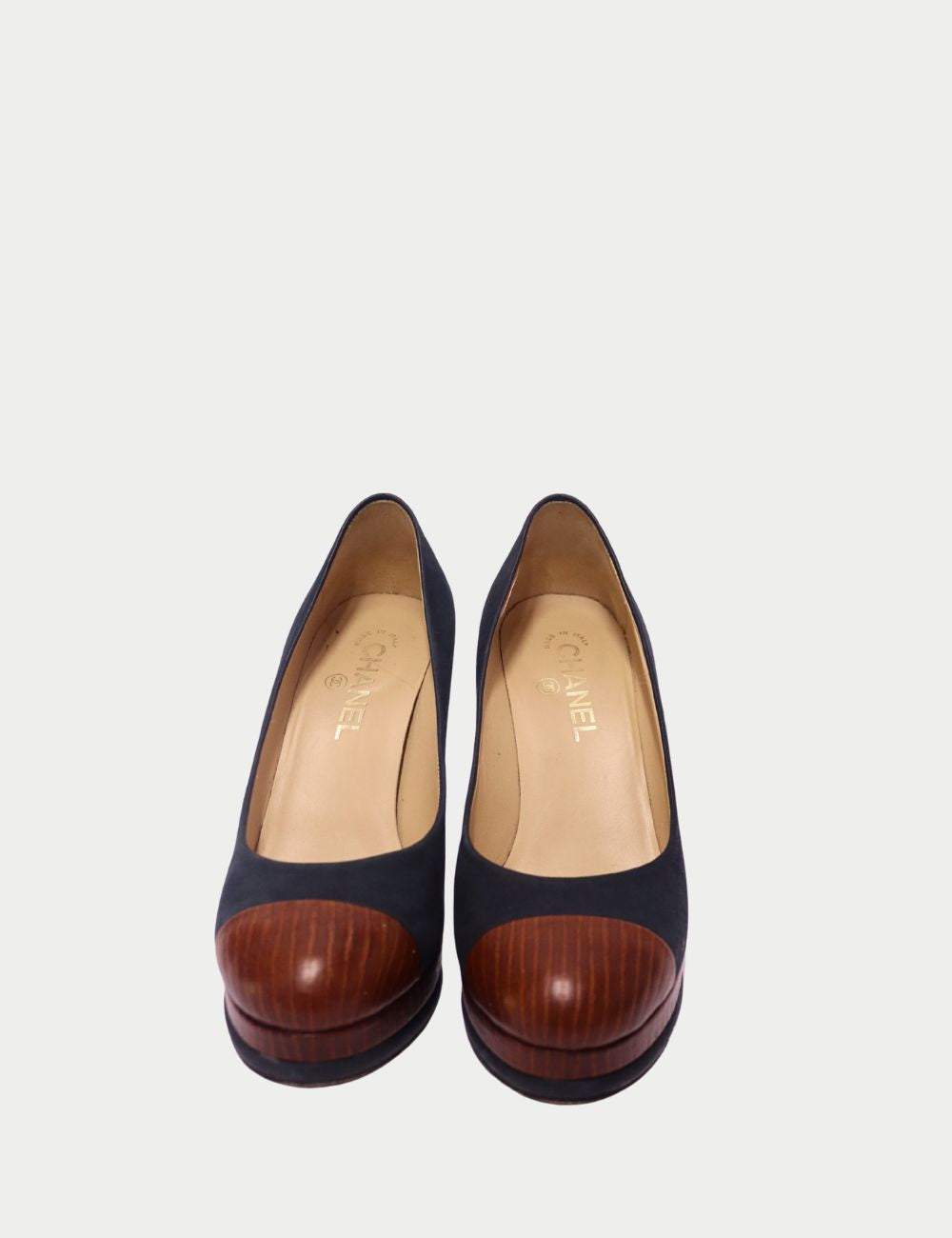 Chanel Navy Suede & Wood Cap-Toe Pumps – Made in Italy
Elevate your shoe collection with these Chanel Navy Suede & Wood Cap-Toe Pumps, a sophisticated take on the French fashion house’s iconic cap-toe design. Crafted in Italy, these pumps feature Chanel Navy Suede & Wood Cap-Toe Pumps – Made in Italy
Elevate your shoe collection with these Chanel Navy Suede & Wood Cap-Toe Pumps, a sophisticated take on the French fashion house’s iconic cap-toe design. Crafted in Italy, these pumps feature