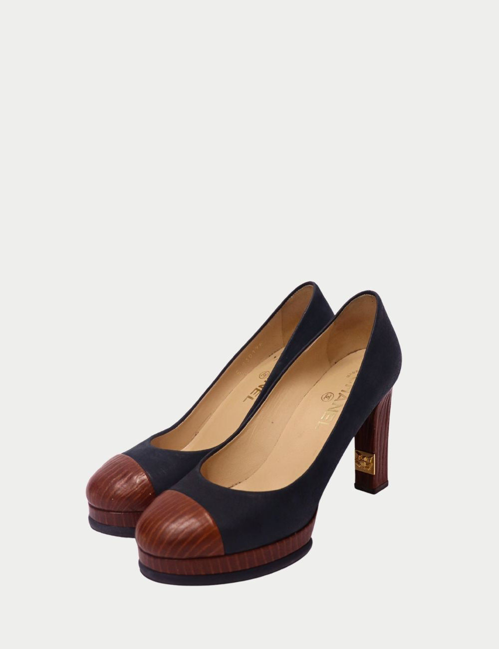 Chanel Navy Suede & Wood Cap-Toe Pumps – Made in Italy
Elevate your shoe collection with these Chanel Navy Suede & Wood Cap-Toe Pumps, a sophisticated take on the French fashion house’s iconic cap-toe design. Crafted in Italy, these pumps feature Chanel Navy Suede & Wood Cap-Toe Pumps – Made in Italy
Elevate your shoe collection with these Chanel Navy Suede & Wood Cap-Toe Pumps, a sophisticated take on the French fashion house’s iconic cap-toe design. Crafted in Italy, these pumps feature
