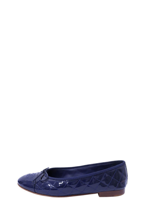 Chanel navy patent leather quilted ballet flats with CC logo and bow detail