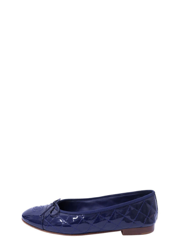 Chanel navy patent leather quilted ballet flats with CC logo and bow detail