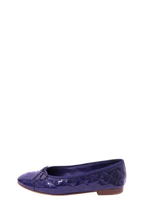 Chanel navy patent leather quilted ballet flats with CC logo and bow detail