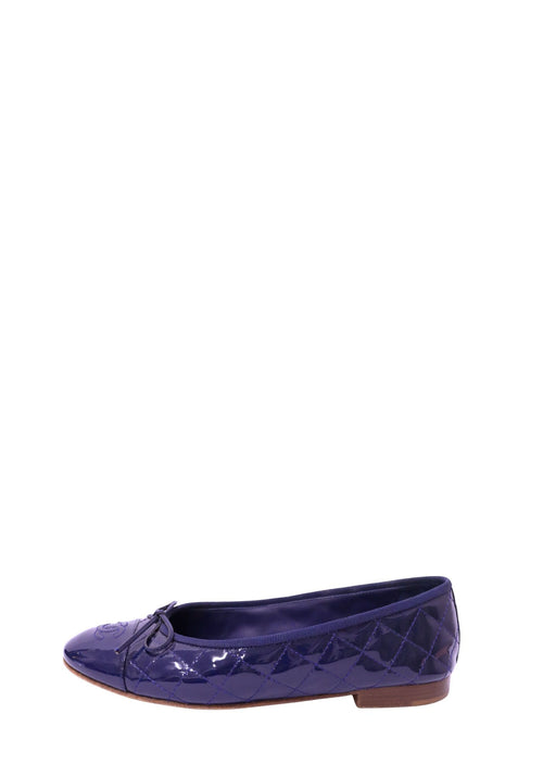 Chanel navy patent leather quilted ballet flats with CC logo and bow detail