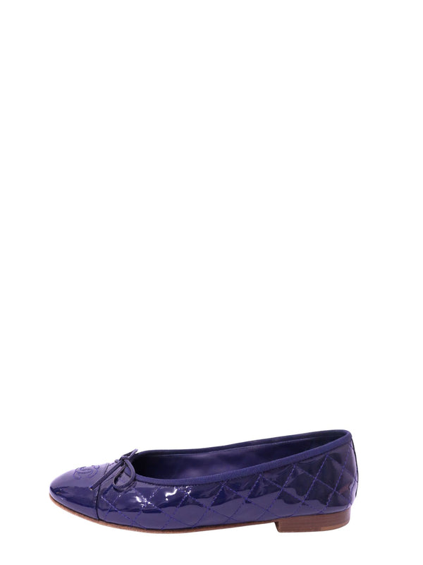 Chanel navy patent leather quilted ballet flats with CC logo and bow detail