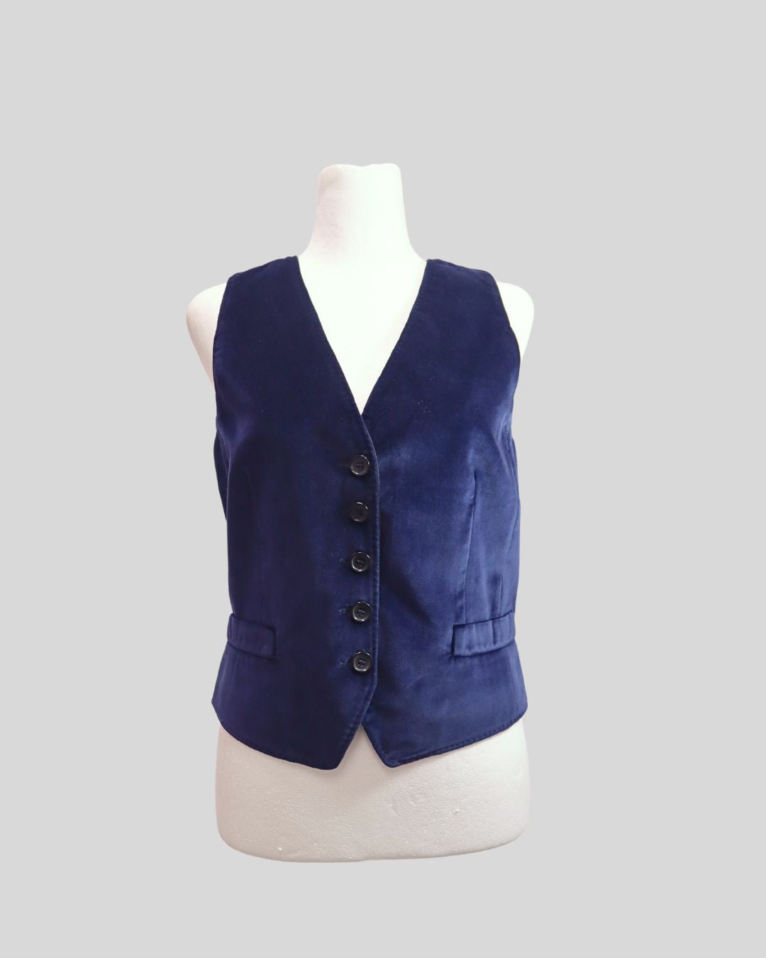 Add a touch of Italian luxury to your wardrobe with this Dolce & Gabbana navy blue velvet vest. Crafted in rich, soft velvet, this tailored vest features a V-neckline, front button closure, and welt pockets, embodying the brand’s signature mix of eleg Add a touch of Italian luxury to your wardrobe with this Dolce & Gabbana navy blue velvet vest. Crafted in rich, soft velvet, this tailored vest features a V-neckline, front button closure, and welt pockets, embodying the brand’s signature mix of eleg