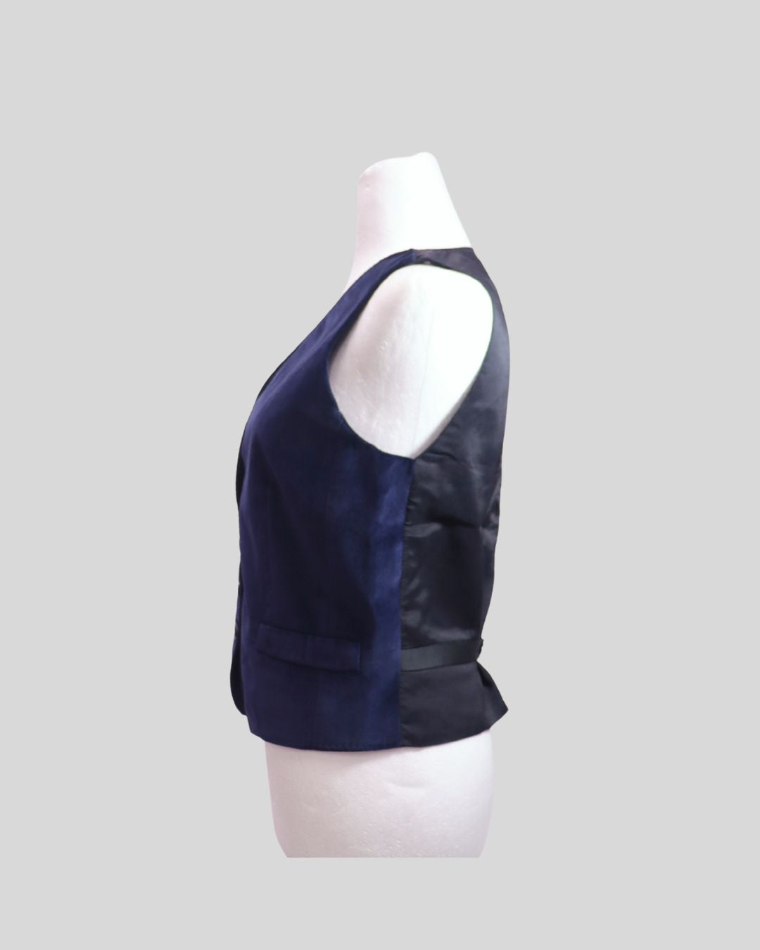 Add a touch of Italian luxury to your wardrobe with this Dolce & Gabbana navy blue velvet vest. Crafted in rich, soft velvet, this tailored vest features a V-neckline, front button closure, and welt pockets, embodying the brand’s signature mix of eleg Add a touch of Italian luxury to your wardrobe with this Dolce & Gabbana navy blue velvet vest. Crafted in rich, soft velvet, this tailored vest features a V-neckline, front button closure, and welt pockets, embodying the brand’s signature mix of eleg