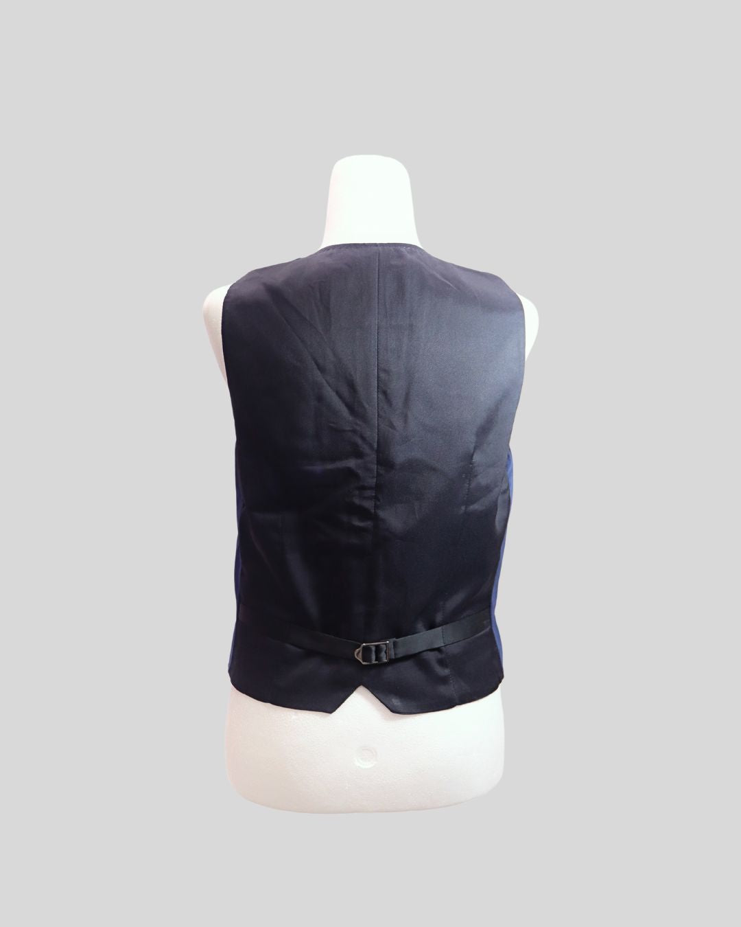 Add a touch of Italian luxury to your wardrobe with this Dolce & Gabbana navy blue velvet vest. Crafted in rich, soft velvet, this tailored vest features a V-neckline, front button closure, and welt pockets, embodying the brand’s signature mix of eleg Add a touch of Italian luxury to your wardrobe with this Dolce & Gabbana navy blue velvet vest. Crafted in rich, soft velvet, this tailored vest features a V-neckline, front button closure, and welt pockets, embodying the brand’s signature mix of eleg