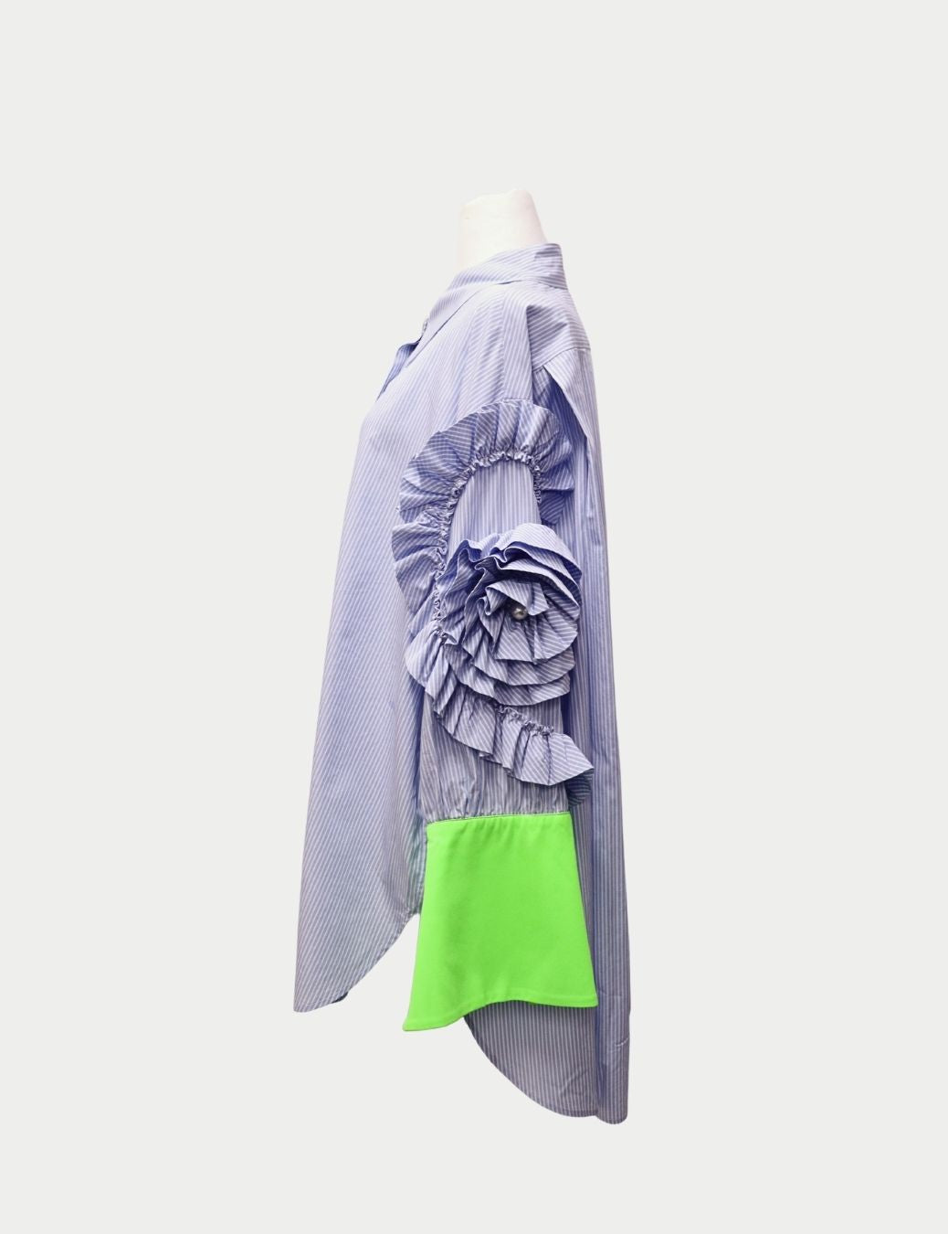 Edward Achour Paris Blue Striped Ruffle Shirt with Neon Green Cuffs
Elevate your wardrobe with this Edward Achour Paris blue striped shirt, a standout piece that fuses Parisian tailoring with playful modern accents. Featuring dramatic ruffled sleeves and Edward Achour Paris Blue Striped Ruffle Shirt with Neon Green Cuffs
Elevate your wardrobe with this Edward Achour Paris blue striped shirt, a standout piece that fuses Parisian tailoring with playful modern accents. Featuring dramatic ruffled sleeves and