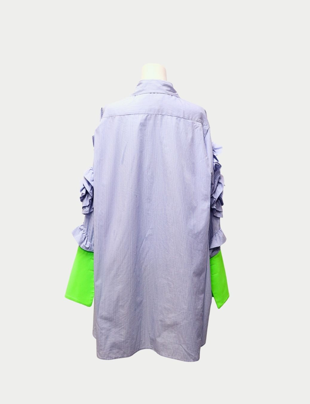 Edward Achour Paris Blue Striped Ruffle Shirt with Neon Green Cuffs
Elevate your wardrobe with this Edward Achour Paris blue striped shirt, a standout piece that fuses Parisian tailoring with playful modern accents. Featuring dramatic ruffled sleeves and Edward Achour Paris Blue Striped Ruffle Shirt with Neon Green Cuffs
Elevate your wardrobe with this Edward Achour Paris blue striped shirt, a standout piece that fuses Parisian tailoring with playful modern accents. Featuring dramatic ruffled sleeves and