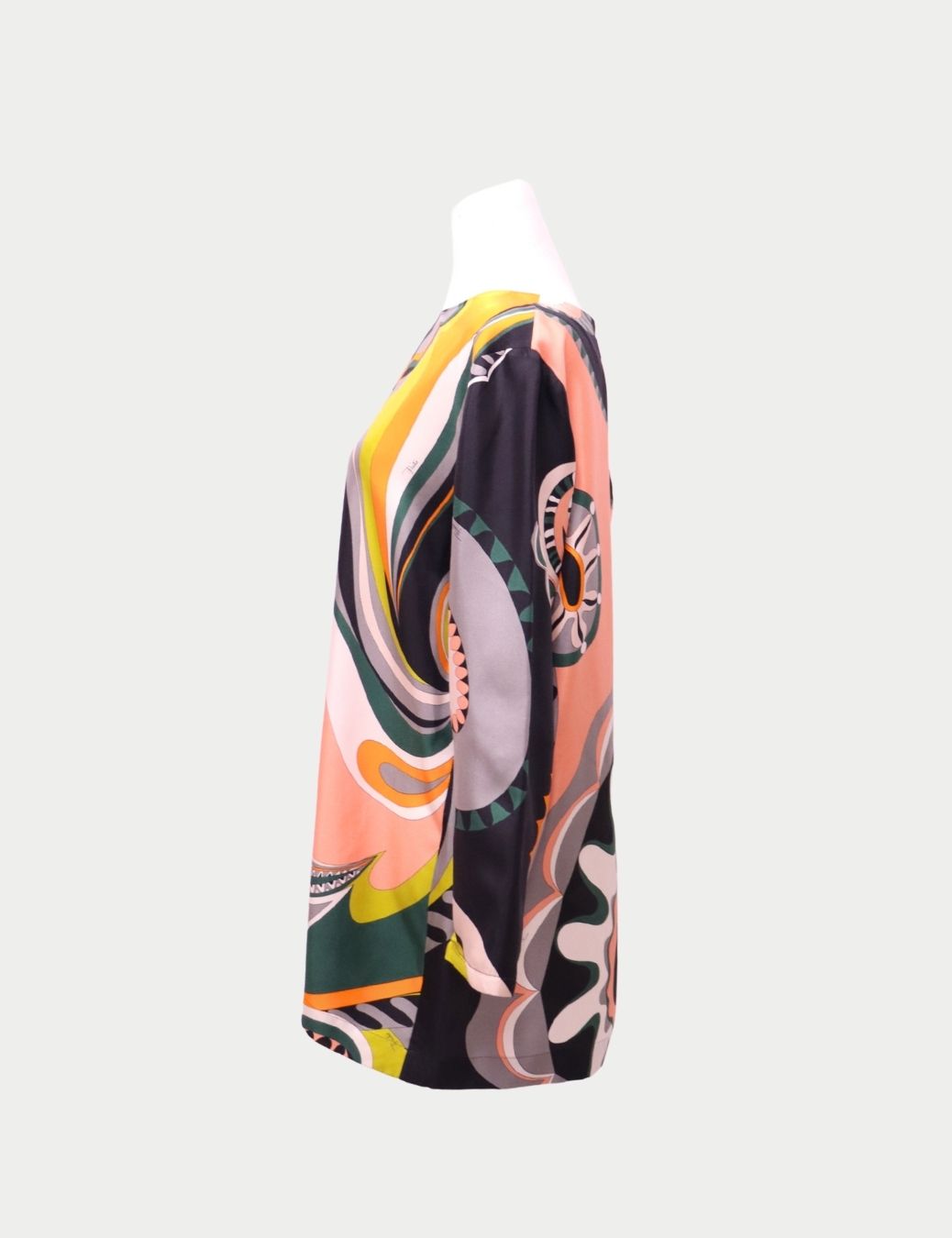 Emilio Pucci Multicolor Silk Tunic Top – Signature Psychedelic Print
Celebrate color, movement, and unmistakable Italian glamour with this Emilio Pucci Multicolor Silk Tunic Top. Crafted in luxurious silk, the piece features Pucci’s iconic swirling psyche Emilio Pucci Multicolor Silk Tunic Top – Signature Psychedelic Print
Celebrate color, movement, and unmistakable Italian glamour with this Emilio Pucci Multicolor Silk Tunic Top. Crafted in luxurious silk, the piece features Pucci’s iconic swirling psyche