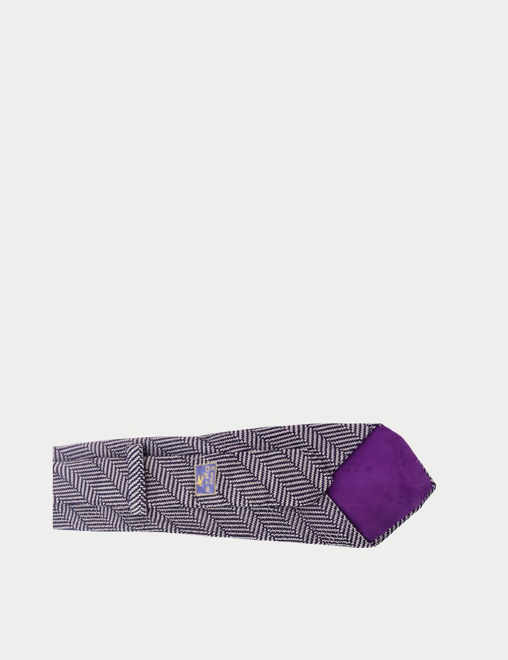 This Etro silk tie showcases the brand’s flair for refined patterns and Italian craftsmanship. Featuring a classic navy and white herringbone weave, it’s the perfect finishing touch for both professional and formal occasions.
Details:
Material: 100% Si This Etro silk tie showcases the brand’s flair for refined patterns and Italian craftsmanship. Featuring a classic navy and white herringbone weave, it’s the perfect finishing touch for both professional and formal occasions.
Details:
Material: 100% Si
