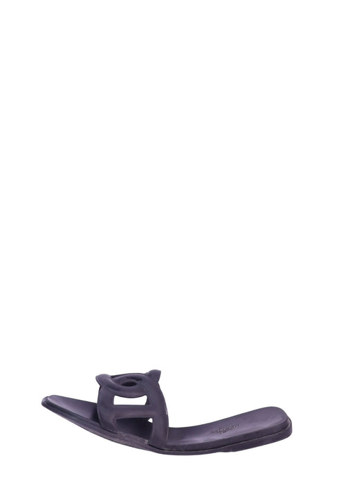 Hermès Aloha Chaîne d'Ancre black rubber slide sandals featuring the signature anchor chain cutout design and flat slip-on silhouette