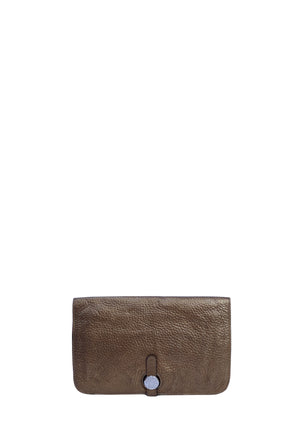Hermès Dogon long wallet in gold brown Togo leather featuring the signature Clou de Selle palladium snap closure.