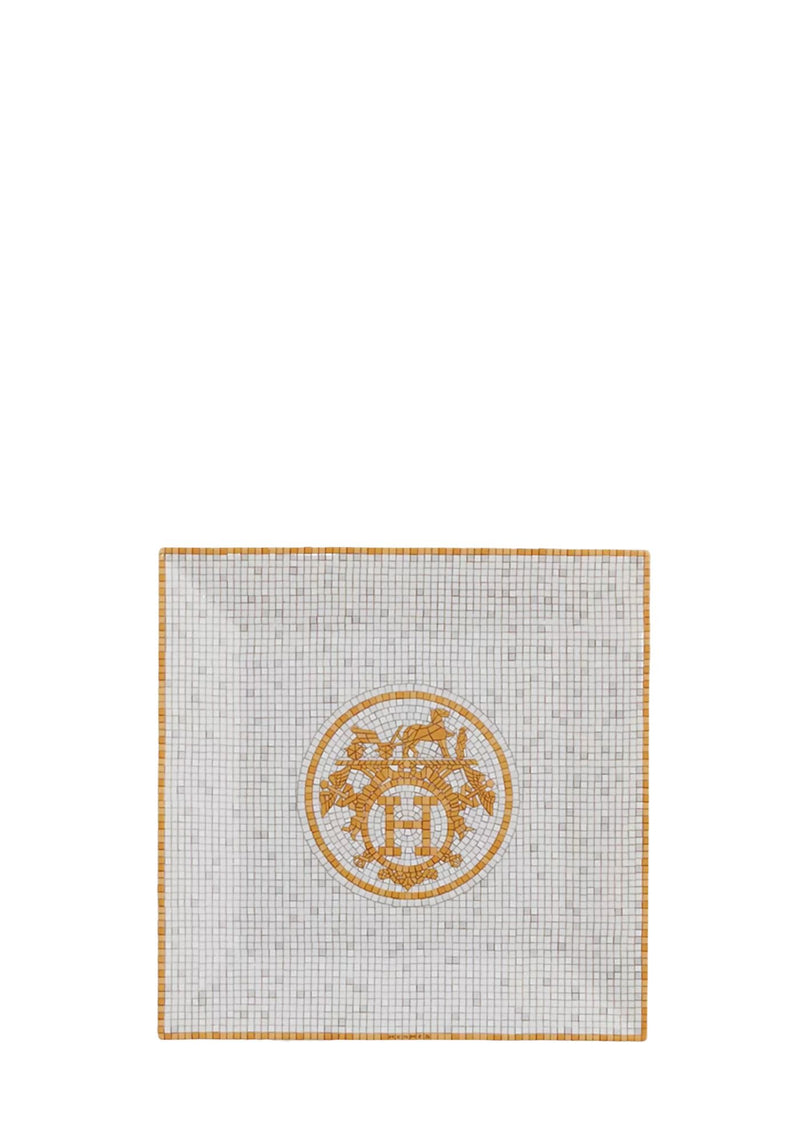 Hermès Mosaique au 24 gold porcelain square plate with mosaic pattern and central Hermès logo in white and gold tones.