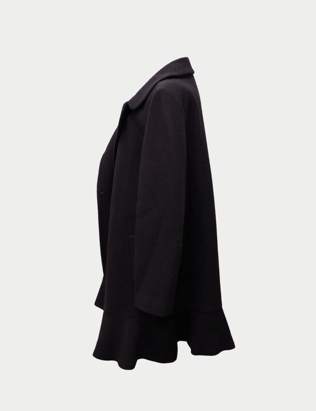 Kate Spade Black Wool Mid-Length Coat with Ruffle Hem
Stay effortlessly stylish with this Kate Spade Black Wool Coat, designed with the brand’s signature mix of refined elegance and playful femininity. Crafted from a warm, soft wool blend, the coat featur Kate Spade Black Wool Mid-Length Coat with Ruffle Hem
Stay effortlessly stylish with this Kate Spade Black Wool Coat, designed with the brand’s signature mix of refined elegance and playful femininity. Crafted from a warm, soft wool blend, the coat featur