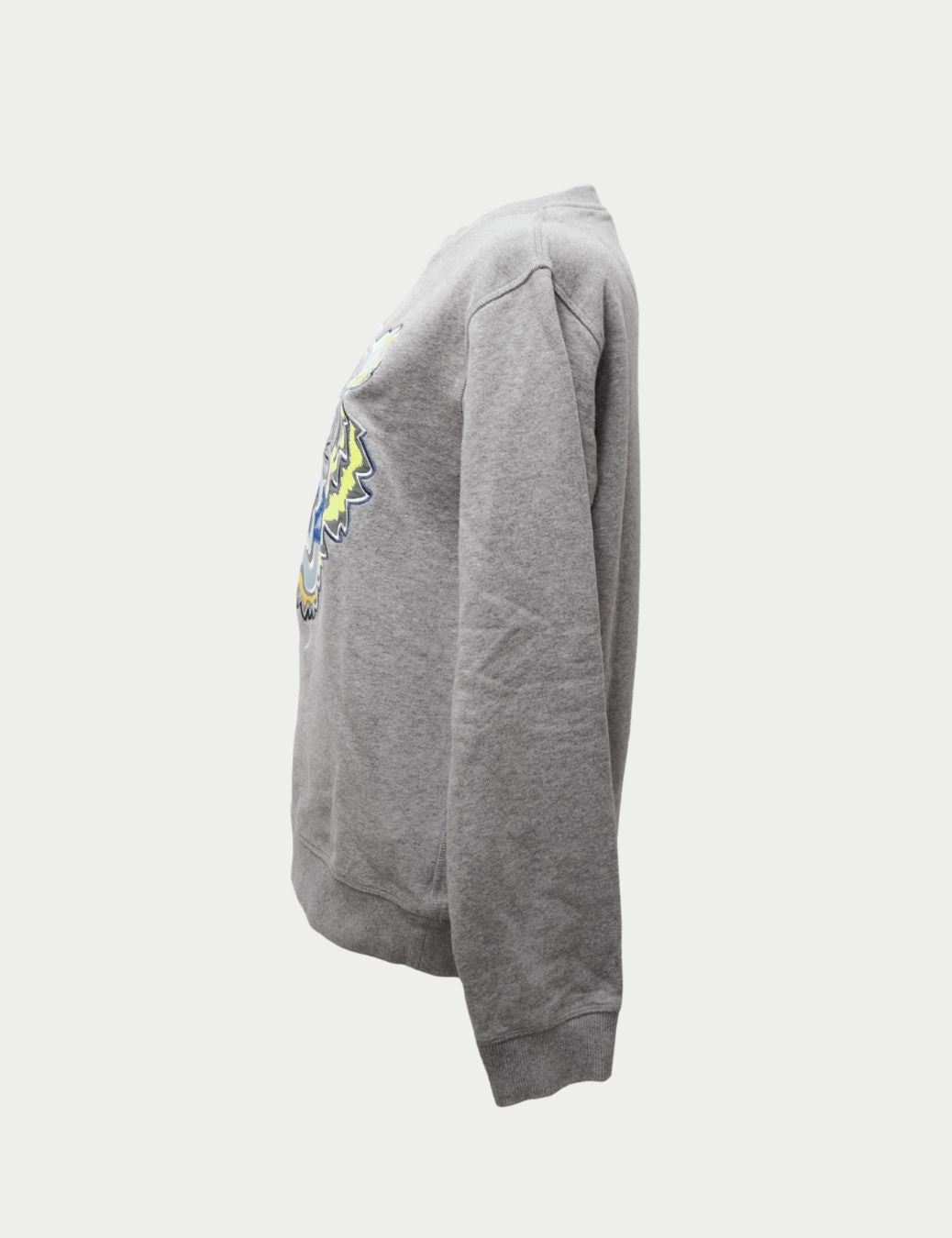 Kenzo Grey Tiger Logo Embroidered Sweatshirt
Bring bold streetwear energy to your wardrobe with this Kenzo Grey Tiger Logo Sweatshirt — a signature piece that perfectly captures the brand’s fearless creativity. Crafted from premium cotton, it features Ken Kenzo Grey Tiger Logo Embroidered Sweatshirt
Bring bold streetwear energy to your wardrobe with this Kenzo Grey Tiger Logo Sweatshirt — a signature piece that perfectly captures the brand’s fearless creativity. Crafted from premium cotton, it features Ken