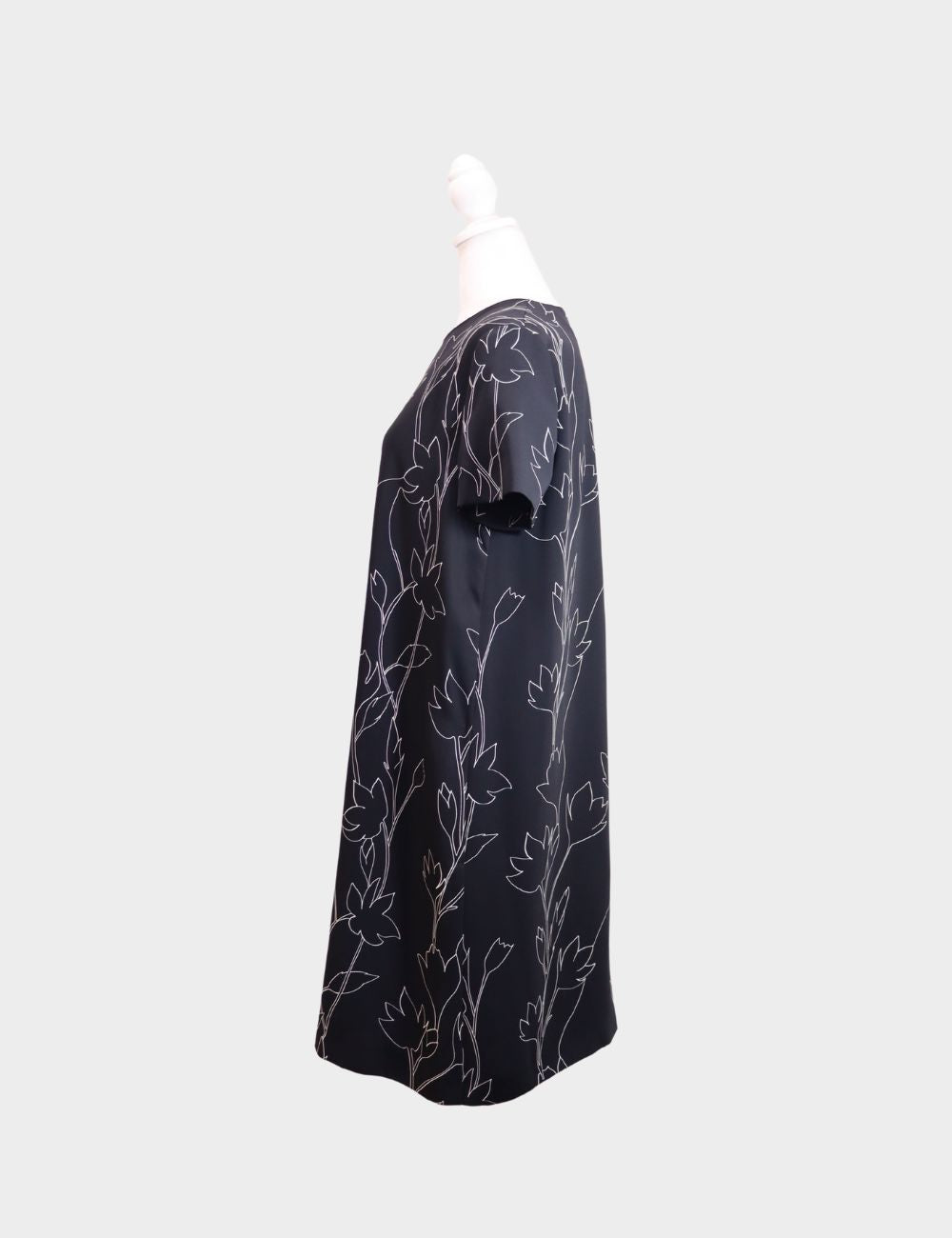 Discover understated elegance with this Max Mara navy shift dress, crafted from premium fabric with an effortlessly chic silhouette. Featuring an all-over white floral embroidered pattern, this dress blends timeless simplicity with subtle statement design Discover understated elegance with this Max Mara navy shift dress, crafted from premium fabric with an effortlessly chic silhouette. Featuring an all-over white floral embroidered pattern, this dress blends timeless simplicity with subtle statement design