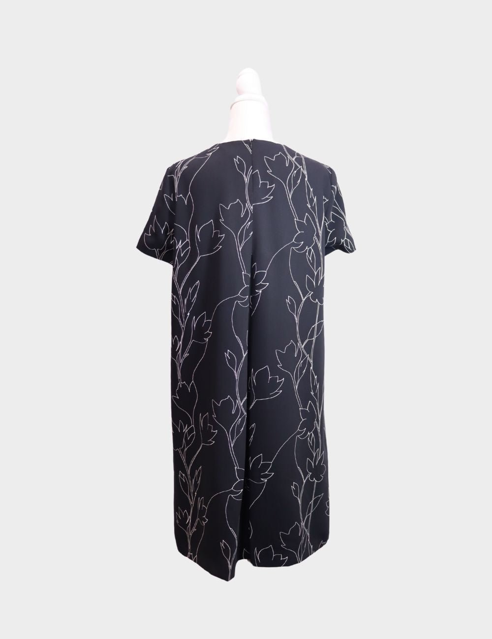 Discover understated elegance with this Max Mara navy shift dress, crafted from premium fabric with an effortlessly chic silhouette. Featuring an all-over white floral embroidered pattern, this dress blends timeless simplicity with subtle statement design Discover understated elegance with this Max Mara navy shift dress, crafted from premium fabric with an effortlessly chic silhouette. Featuring an all-over white floral embroidered pattern, this dress blends timeless simplicity with subtle statement design