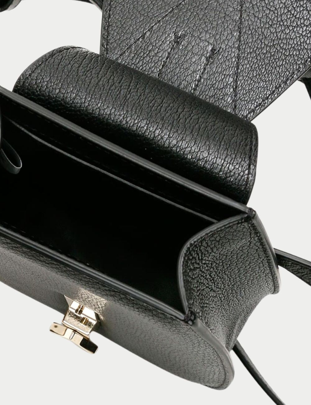 MCM Milano Black Leather Belt Bag with Gold Chain Detail
:Sleek, structured, and effortlessly stylish, the MCM Milano Belt Bag brings luxury to hands-free convenience. Crafted in rich black pebbled leather with a distinctive teardrop silhouette, this mode MCM Milano Black Leather Belt Bag with Gold Chain Detail
:Sleek, structured, and effortlessly stylish, the MCM Milano Belt Bag brings luxury to hands-free convenience. Crafted in rich black pebbled leather with a distinctive teardrop silhouette, this mode