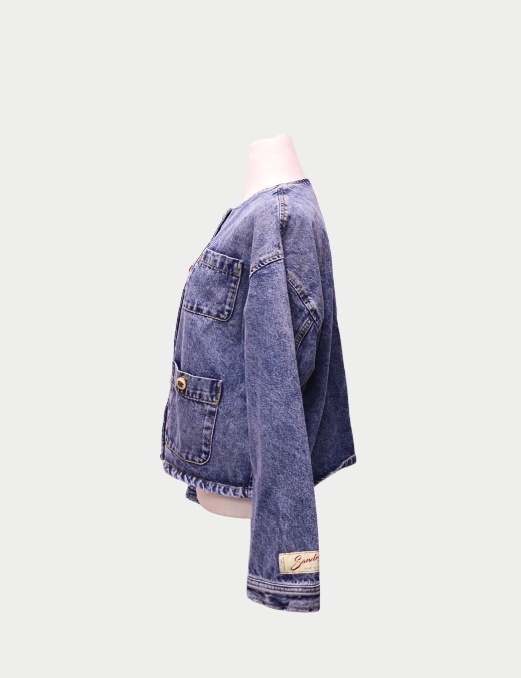 Sandro Paris Vintage-Inspired Denim Jacket with Gold Buttons
Elevate your casual wardrobe with this timeless Sandro Paris denim jacket, crafted from premium washed blue denim. This piece blends Parisian chic with everyday versatility, featuring elegant go Sandro Paris Vintage-Inspired Denim Jacket with Gold Buttons
Elevate your casual wardrobe with this timeless Sandro Paris denim jacket, crafted from premium washed blue denim. This piece blends Parisian chic with everyday versatility, featuring elegant go