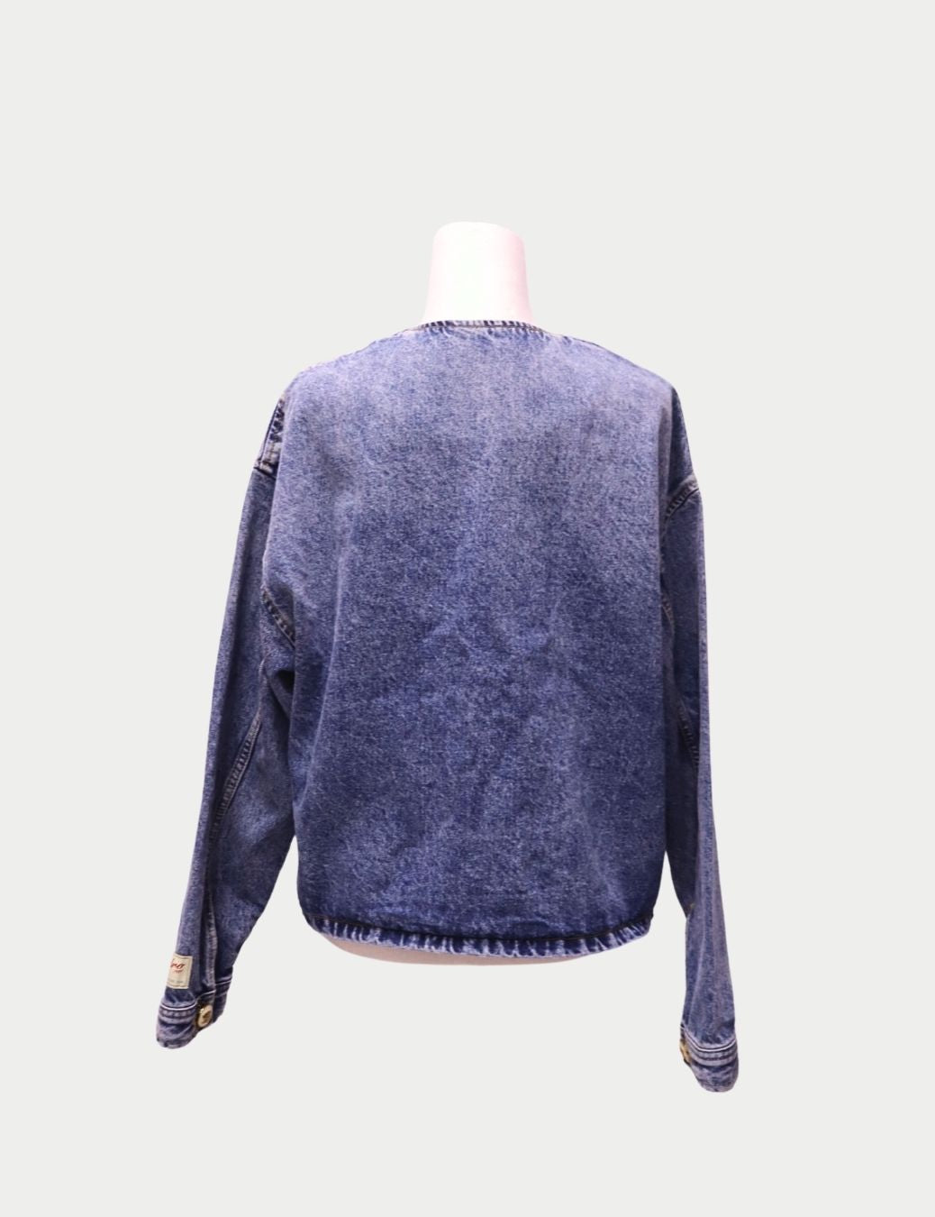 Sandro Paris Vintage-Inspired Denim Jacket with Gold Buttons
Elevate your casual wardrobe with this timeless Sandro Paris denim jacket, crafted from premium washed blue denim. This piece blends Parisian chic with everyday versatility, featuring elegant go Sandro Paris Vintage-Inspired Denim Jacket with Gold Buttons
Elevate your casual wardrobe with this timeless Sandro Paris denim jacket, crafted from premium washed blue denim. This piece blends Parisian chic with everyday versatility, featuring elegant go