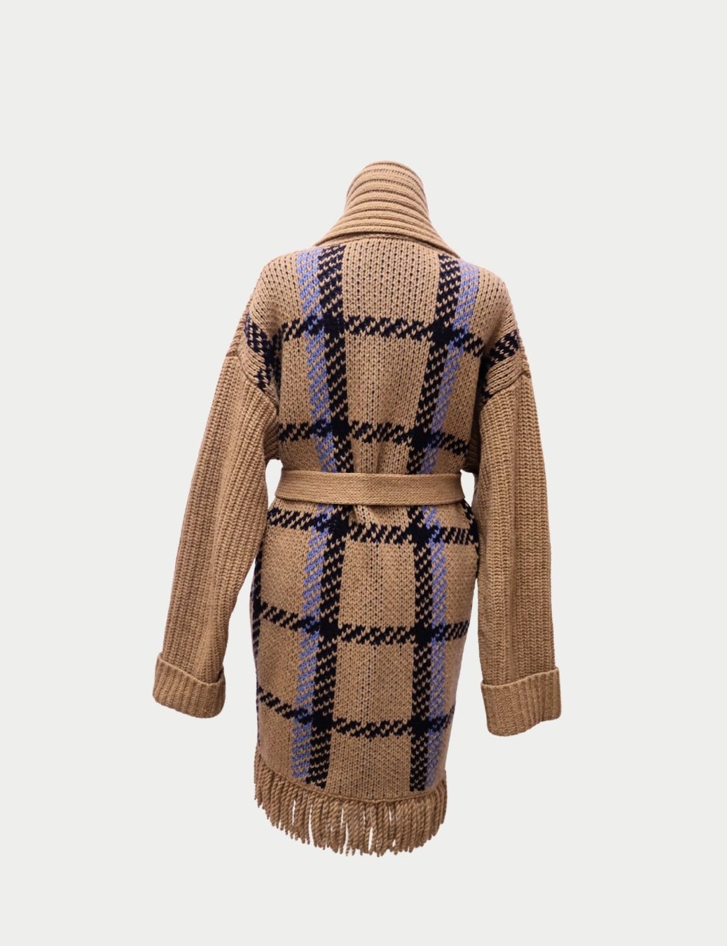 Simona Corsellini Oversized Camel Knit Cardigan with Fringe Hem
Wrap yourself in cozy Italian elegance with this Simona Corsellini oversized camel knit cardigan. Crafted from a soft wool-blend yarn, it features ribbed textures, front patch pockets, and fr Simona Corsellini Oversized Camel Knit Cardigan with Fringe Hem
Wrap yourself in cozy Italian elegance with this Simona Corsellini oversized camel knit cardigan. Crafted from a soft wool-blend yarn, it features ribbed textures, front patch pockets, and fr