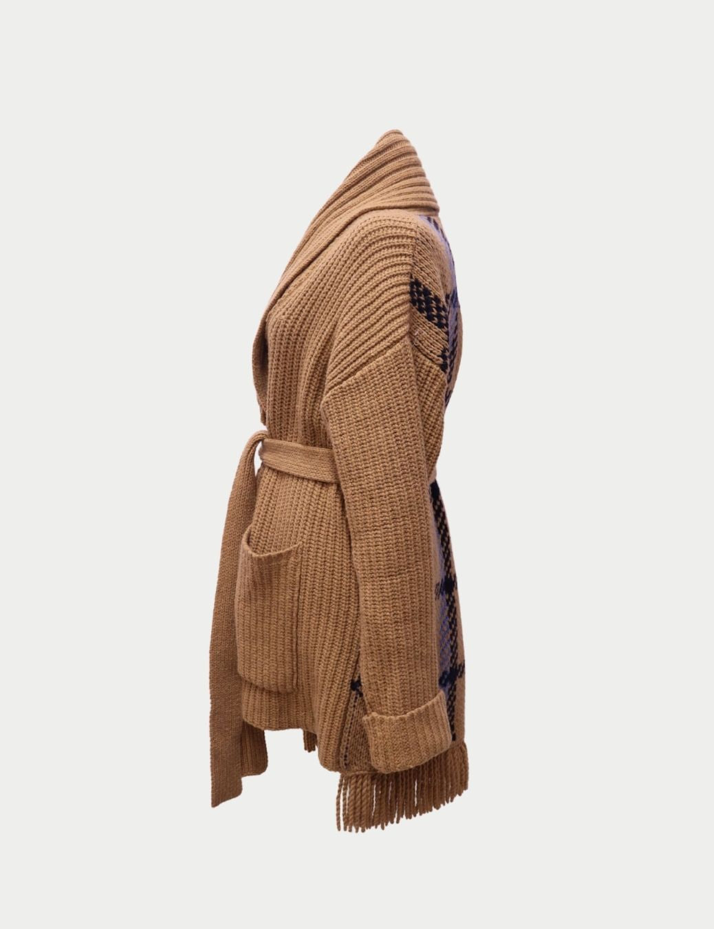 Simona Corsellini Oversized Camel Knit Cardigan with Fringe Hem
Wrap yourself in cozy Italian elegance with this Simona Corsellini oversized camel knit cardigan. Crafted from a soft wool-blend yarn, it features ribbed textures, front patch pockets, and fr Simona Corsellini Oversized Camel Knit Cardigan with Fringe Hem
Wrap yourself in cozy Italian elegance with this Simona Corsellini oversized camel knit cardigan. Crafted from a soft wool-blend yarn, it features ribbed textures, front patch pockets, and fr