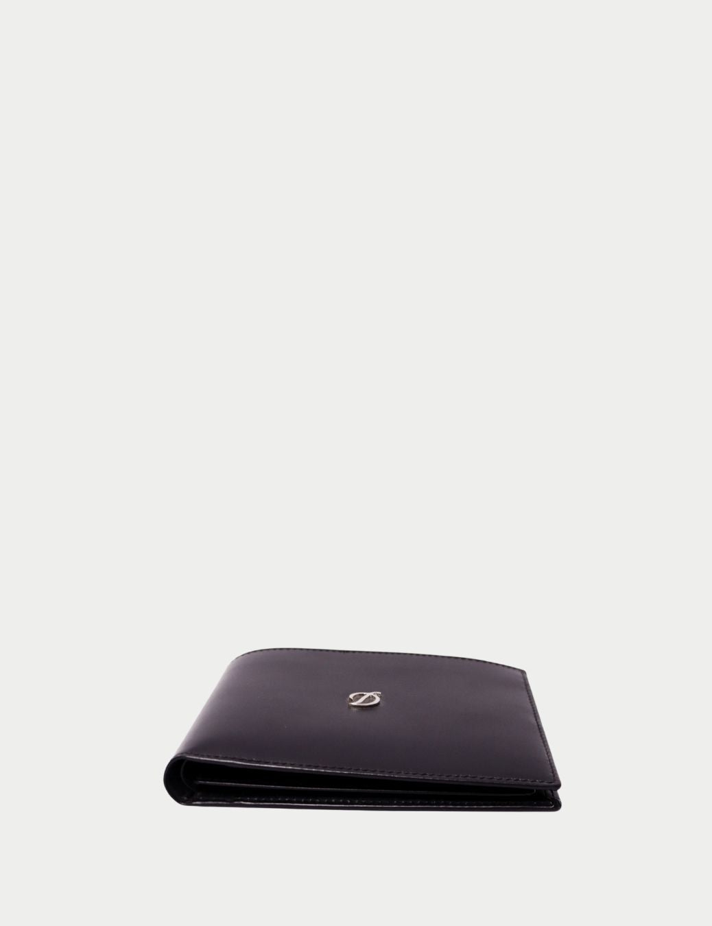 S.T. Dupont Black Leather Bi-Fold Wallet with Silver Logo Emblem
Exuding timeless French sophistication, this S.T. Dupont black leather wallet is the ultimate accessory for the modern gentleman. Crafted from smooth calfskin leather, it features the brand’ S.T. Dupont Black Leather Bi-Fold Wallet with Silver Logo Emblem
Exuding timeless French sophistication, this S.T. Dupont black leather wallet is the ultimate accessory for the modern gentleman. Crafted from smooth calfskin leather, it features the brand’