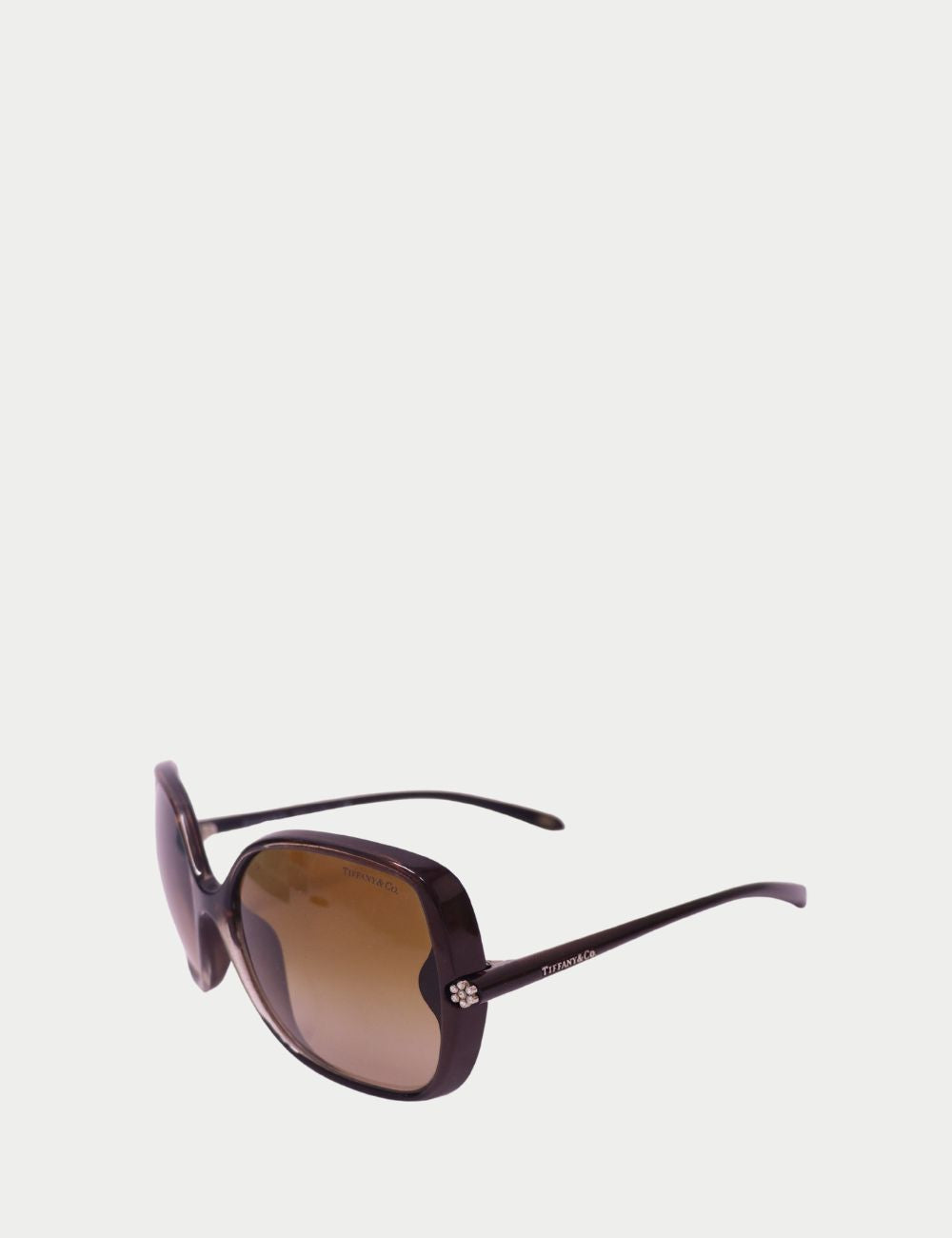 Tiffany & Co. Brown Gradient Sunglasses with Crystal Detailing
Add a touch of timeless elegance with these Tiffany & Co. sunglasses, crafted in a chic brown acetate frame. Featuring gradient brown lenses and delicate crystal accents at the temples Tiffany & Co. Brown Gradient Sunglasses with Crystal Detailing
Add a touch of timeless elegance with these Tiffany & Co. sunglasses, crafted in a chic brown acetate frame. Featuring gradient brown lenses and delicate crystal accents at the temples