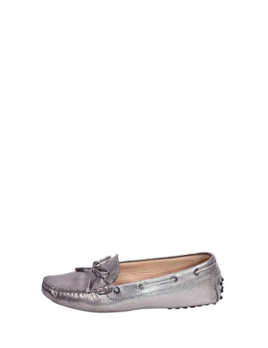 Tod’s silver metallic leather Gommino driving loafers with bow detail