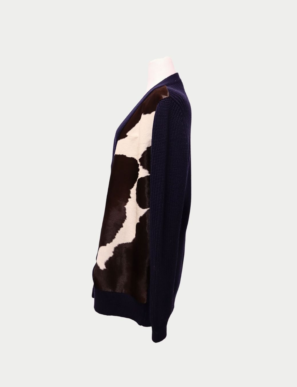 Tory Burch Navy and Brown Cowhide Panel Cardigan
Chic, bold, and irresistibly unique — this Tory Burch navy cardigan combines refined craftsmanship with a playful twist. The front features luxurious cowhide-style panels in brown and white, contrasted with Tory Burch Navy and Brown Cowhide Panel Cardigan
Chic, bold, and irresistibly unique — this Tory Burch navy cardigan combines refined craftsmanship with a playful twist. The front features luxurious cowhide-style panels in brown and white, contrasted with