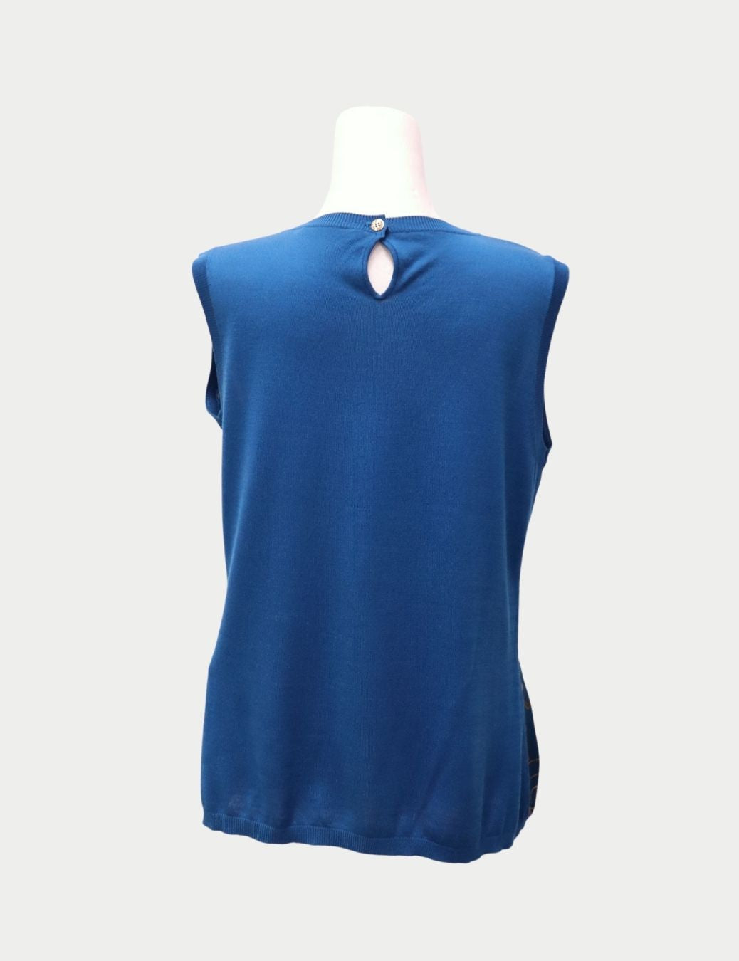 Versace Collection Blue Sleeveless Top with Gold Baroque Print
Step into bold Italian luxury with this Versace Collection blue sleeveless top, featuring the house’s iconic baroque-inspired swirl print in soft gold tones. Crafted from smooth, high-quality Versace Collection Blue Sleeveless Top with Gold Baroque Print
Step into bold Italian luxury with this Versace Collection blue sleeveless top, featuring the house’s iconic baroque-inspired swirl print in soft gold tones. Crafted from smooth, high-quality