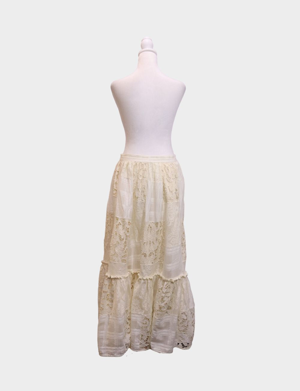 Zimmermann Lace Pattern Skirt, features a midi length, Lace & Ruffle Accents, and a button closure.
Material: Cotton - Silk - Polyester
Size: EU 38 / M
Measurements
Waist: 76cm
Hip: 96cm
Condition
Overall Condition: Good
Extras
N/A | Skirts | EU Zimmermann Lace Pattern Skirt, features a midi length, Lace & Ruffle Accents, and a button closure.
Material: Cotton - Silk - Polyester
Size: EU 38 / M
Measurements
Waist: 76cm
Hip: 96cm
Condition
Overall Condition: Good
Extras
N/A | Skirts | EU